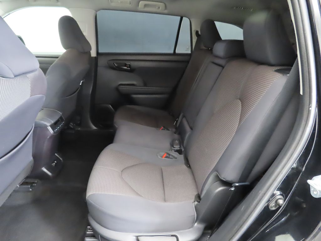 2021 Toyota Highlander LE 21