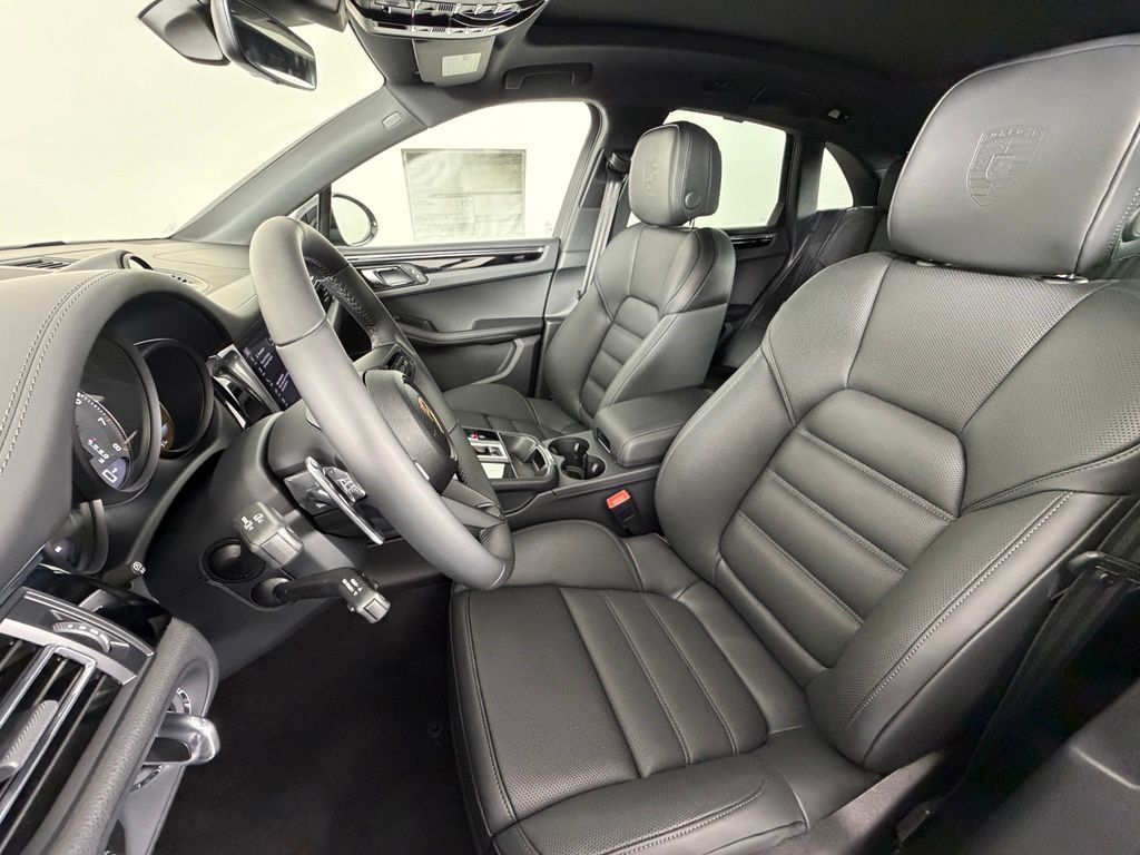 Thumbnail: 2026 Porsche Macan - 5