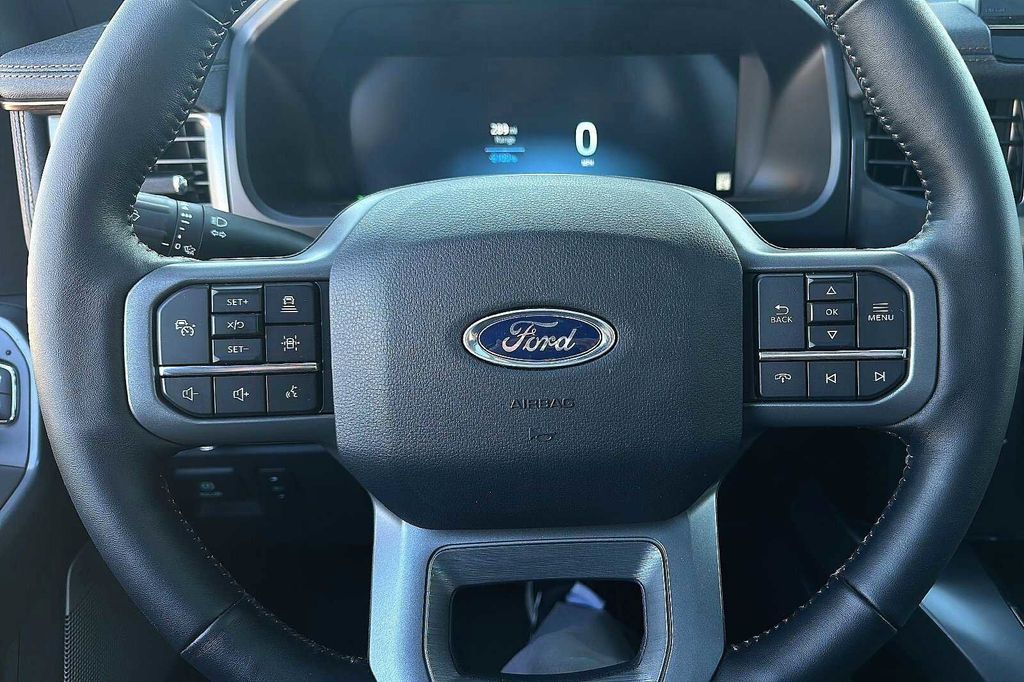 2022 Ford F-150 Lightning Lariat 26