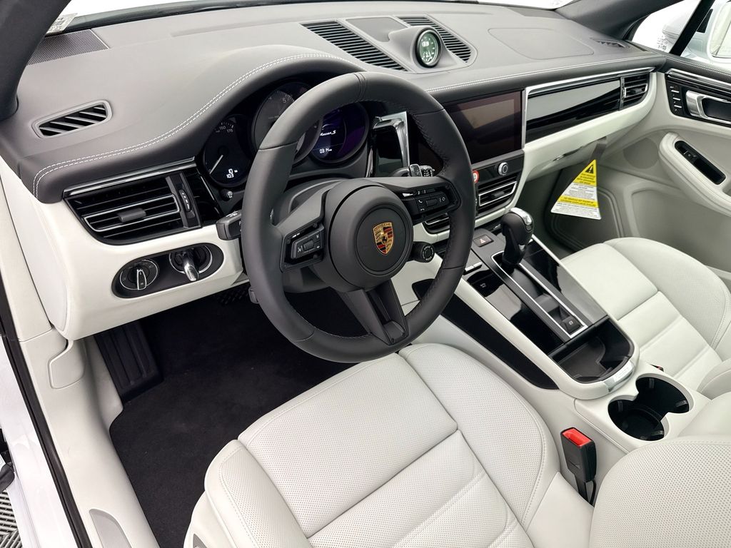 Thumbnail: 2026 Porsche Macan - 4