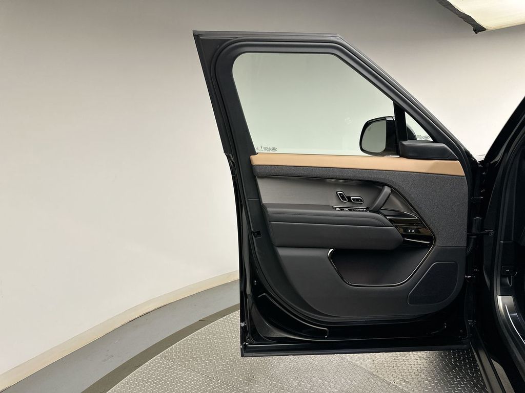 Thumbnail: 2026 Land Rover Range Rover Sport - 9