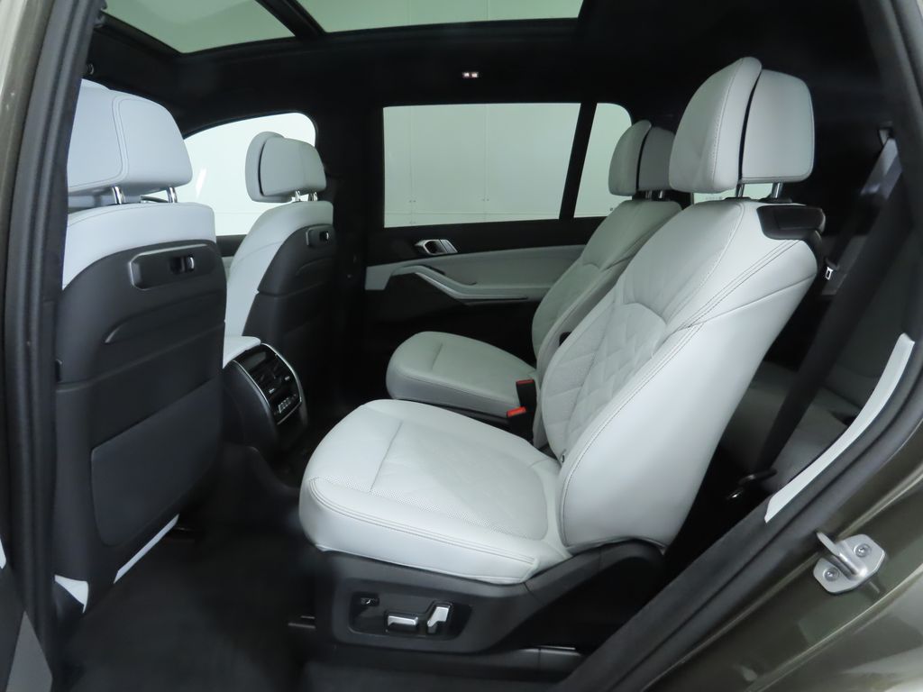 Thumbnail: 2026 BMW X7 - 23
