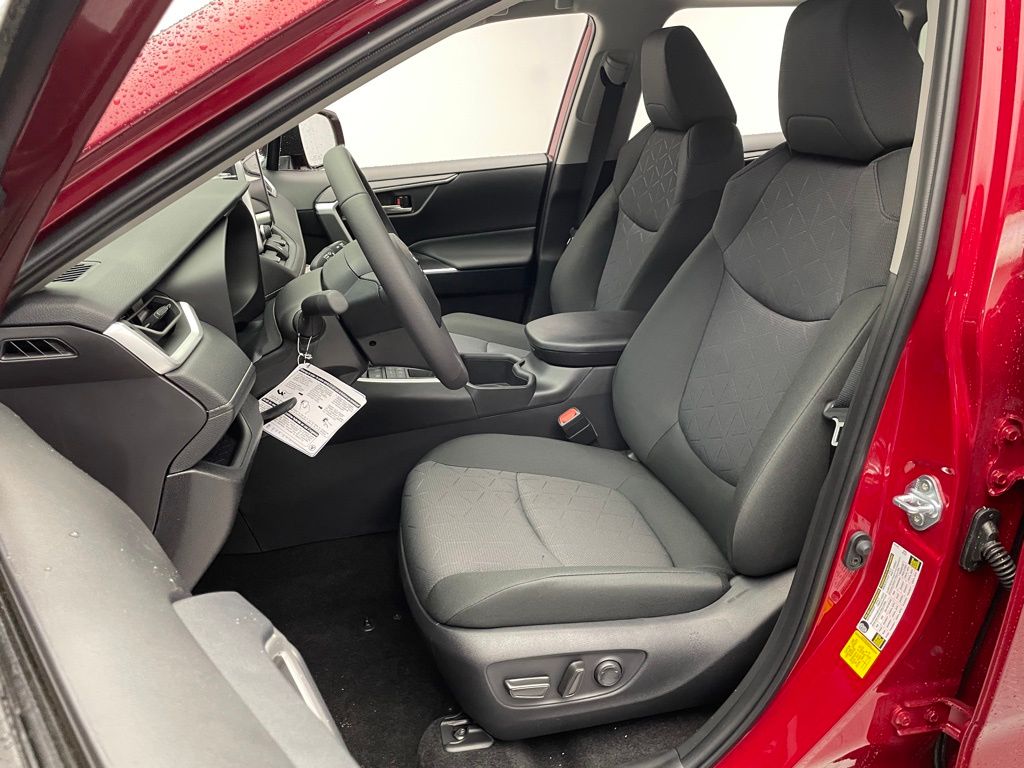 2025 Toyota RAV4 XLE 13