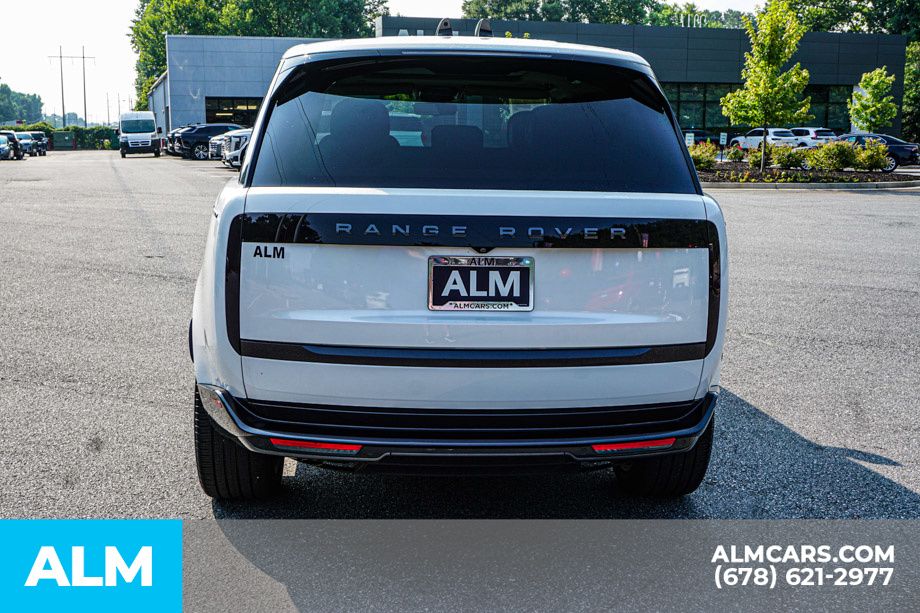 Used 2024 White Land Rover SE image 10