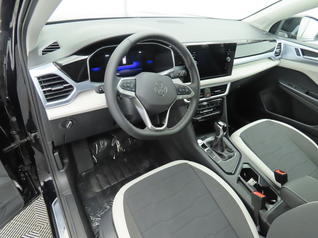 2025 Volkswagen Taos SE 10