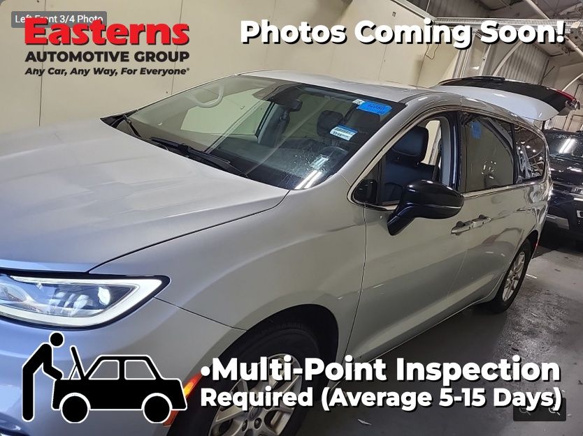 2024 Chrysler Pacifica Touring L's photo