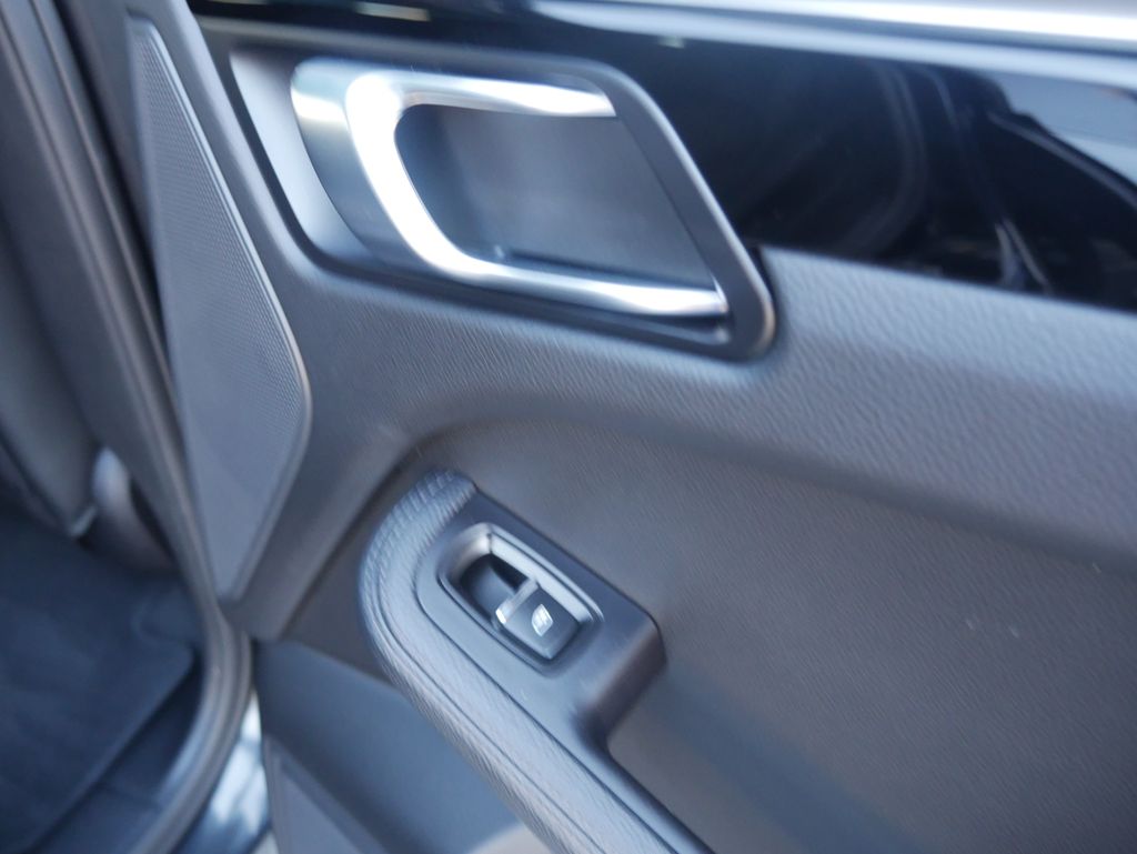 Thumbnail: 2020 Porsche Macan - 31