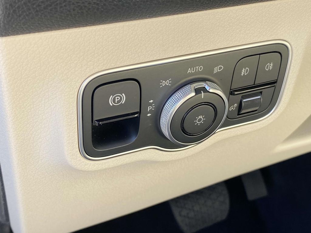 Thumbnail: 2025 Mercedes-Benz GLB - 18