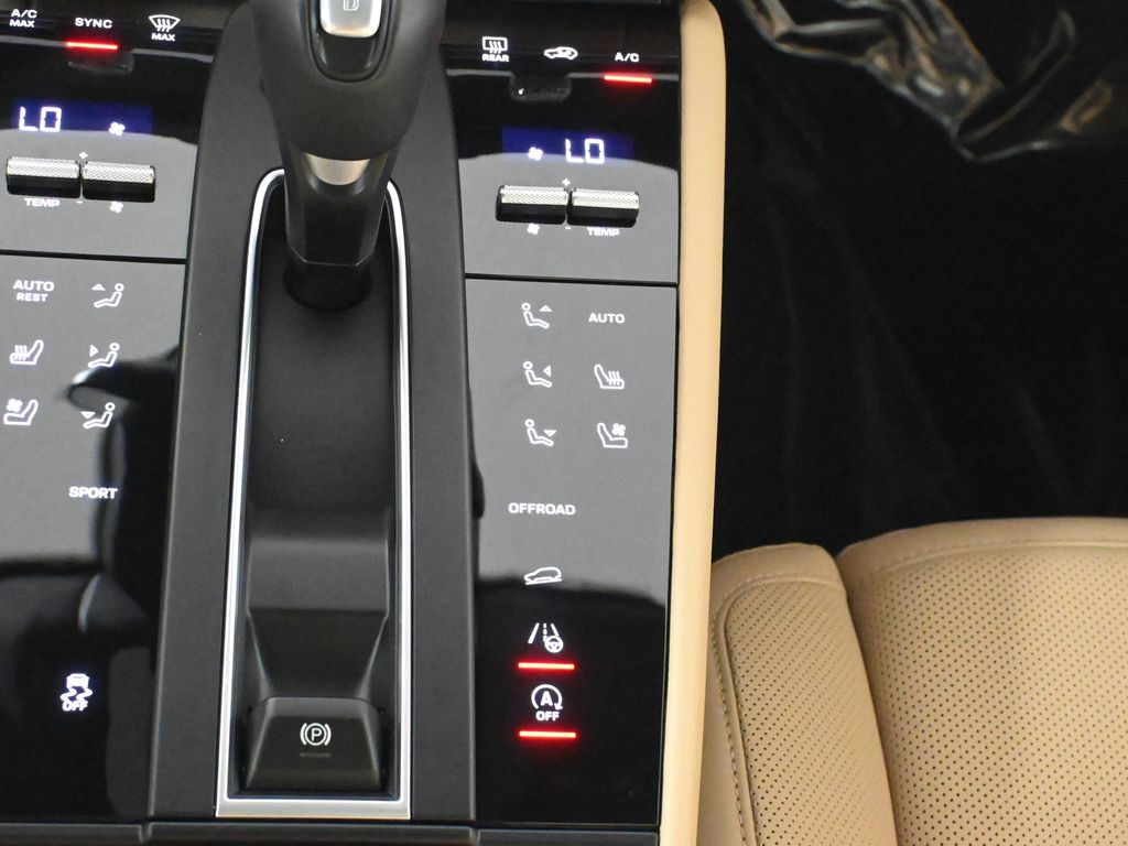 Thumbnail: 2025 Porsche Macan - 25