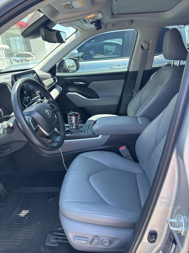 Thumbnail: 2022 Toyota Highlander - 7