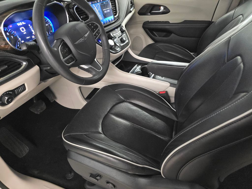 Used 2023 White Chrysler Limited image 18