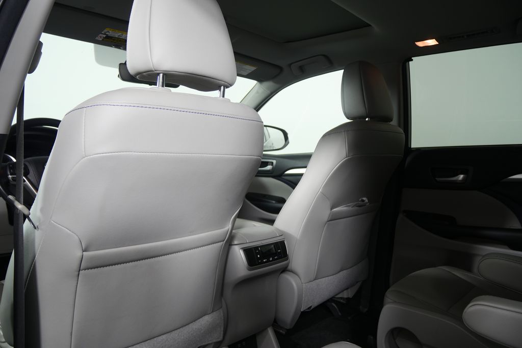 Thumbnail: 2018 Toyota Highlander - 17
