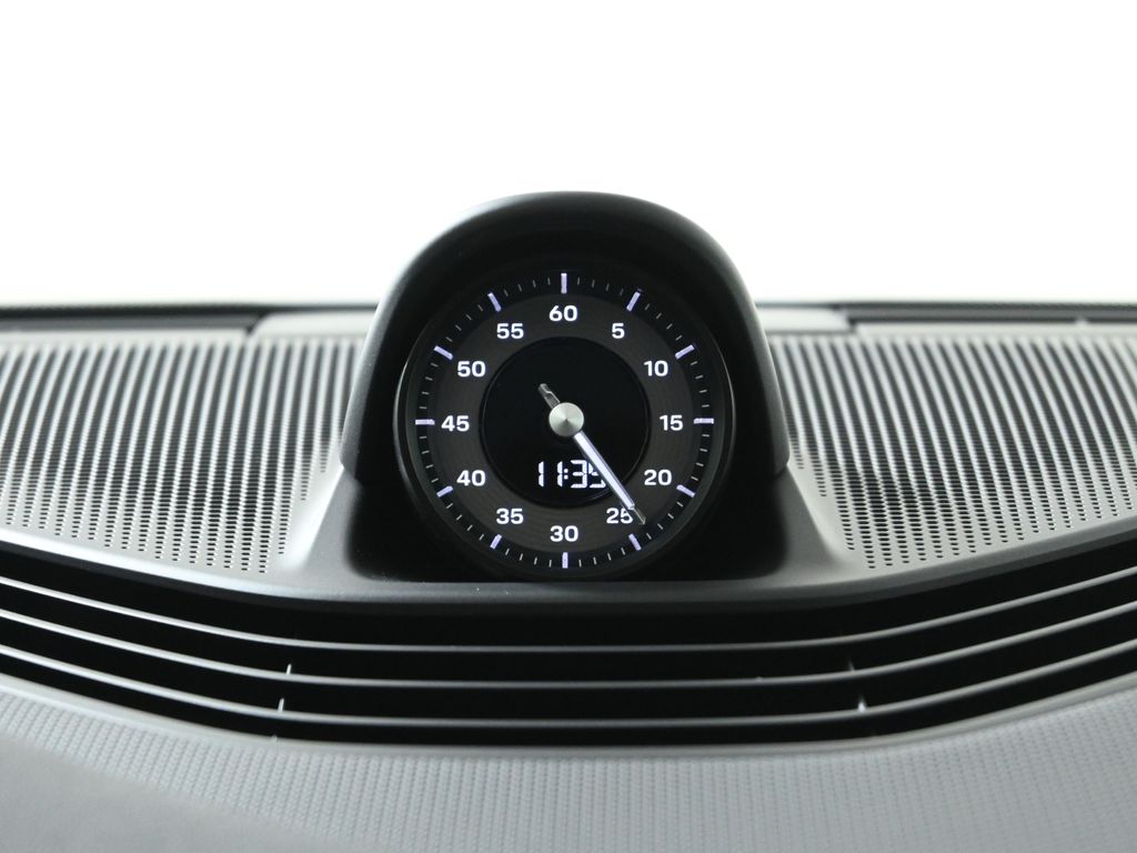 2025 Porsche Taycan  23