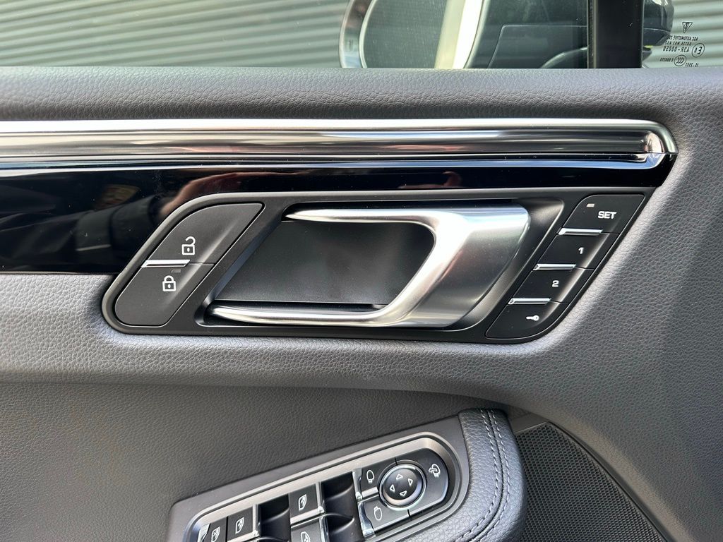 Thumbnail: 2026 Porsche Macan - 20