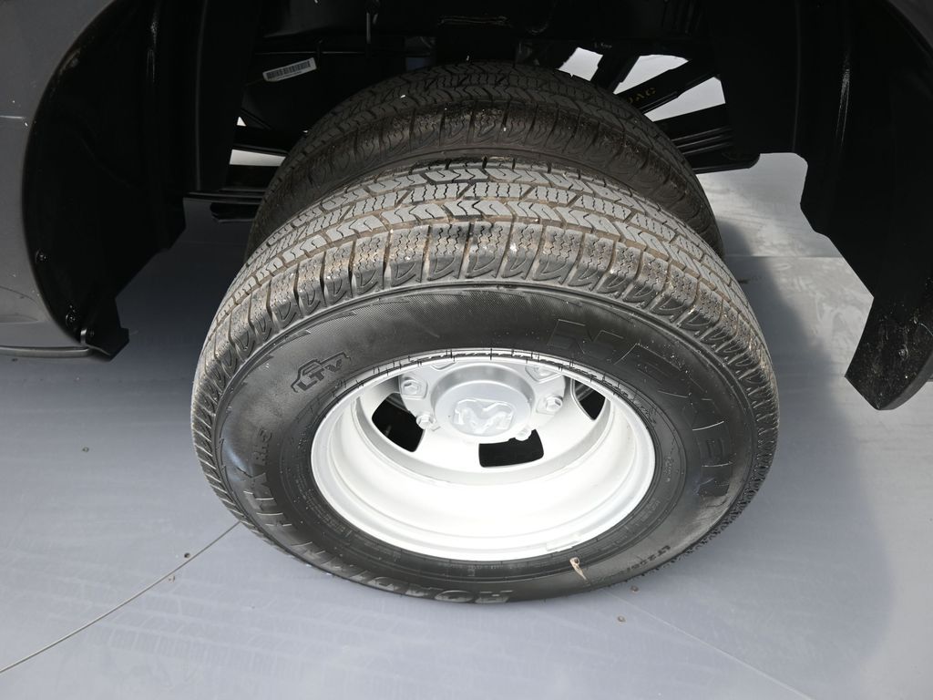 Used 2024 Granite Crystal Metallic Clearcoat Ram Tradesman image 31