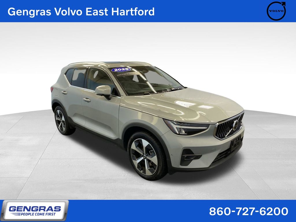 2025 Volvo XC40 B5 Plus Bright Theme AWD