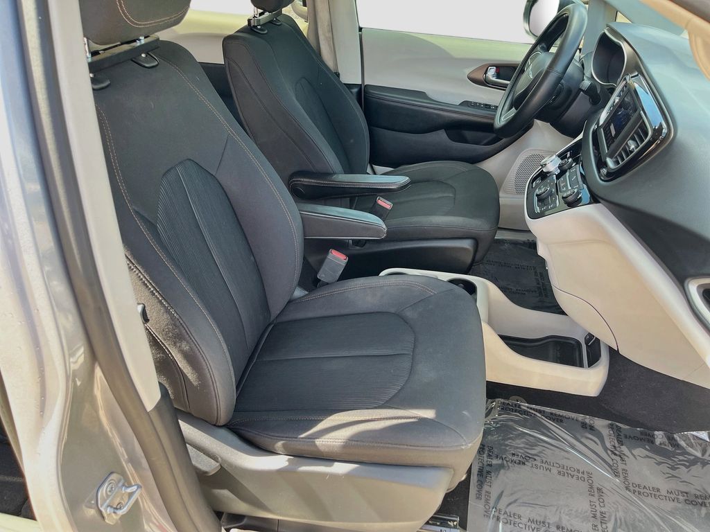 Used 2019 Silver Chrysler LX image 28