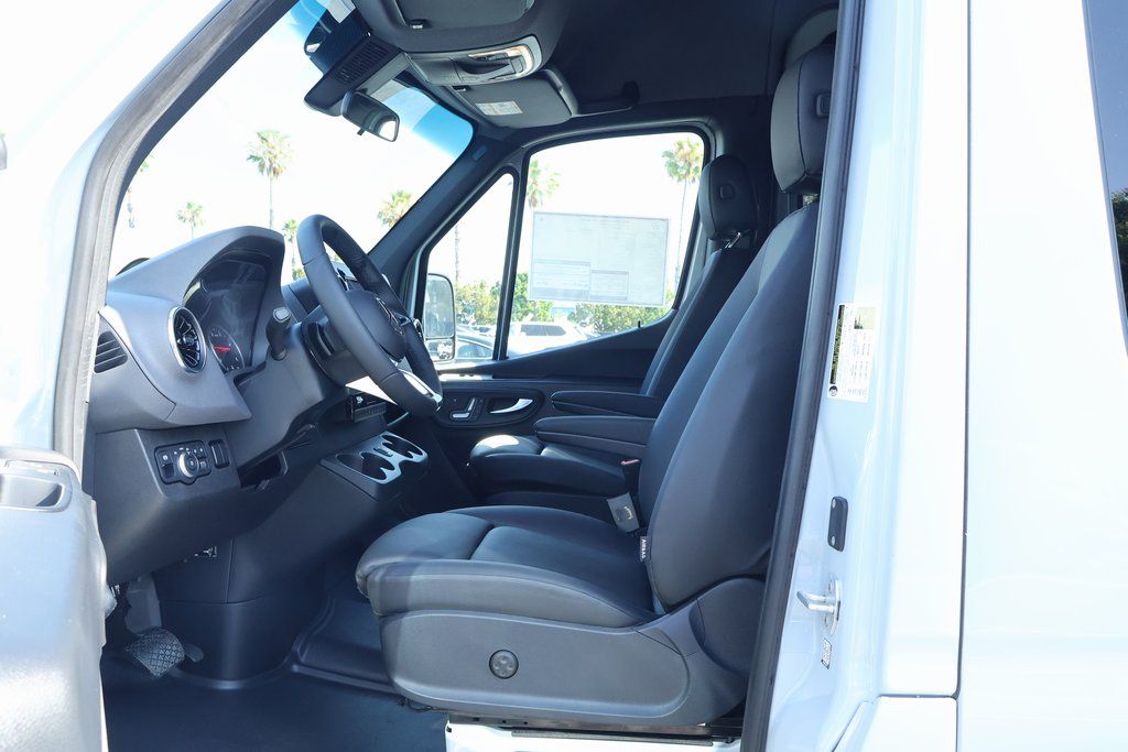 Thumbnail: 2025 Mercedes-Benz Sprinter - 6