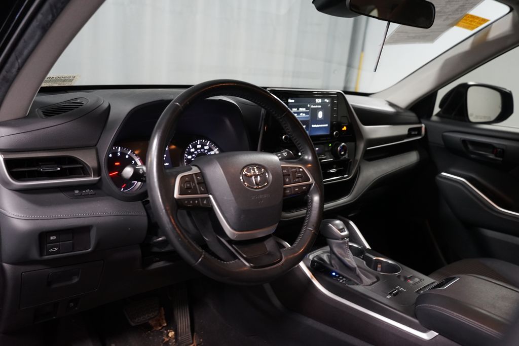 Thumbnail: 2022 Toyota Highlander - 7