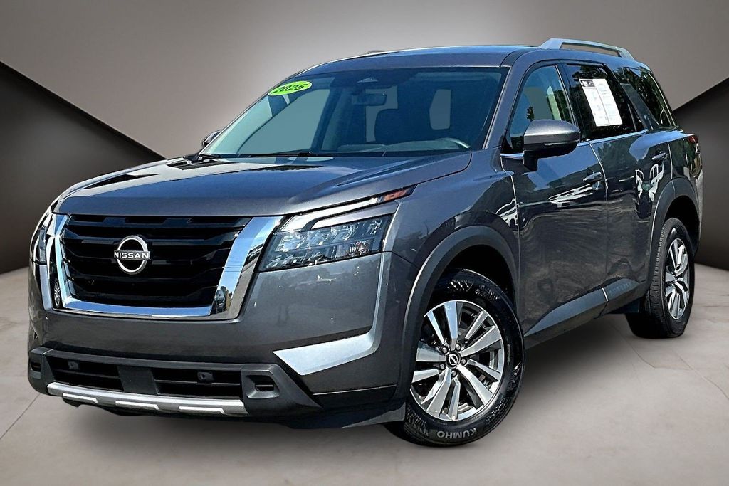 2025 Nissan Pathfinder SL - Image 3
