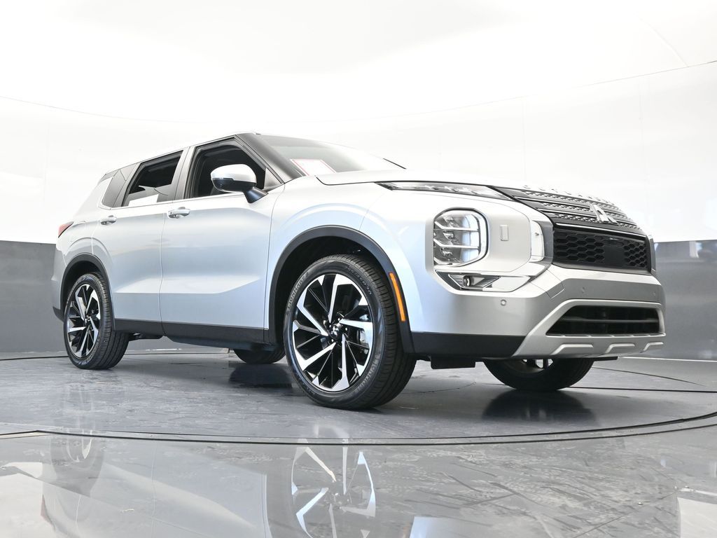 Used 2022 Alloy Silver Metallic Mitsubishi SE image 73