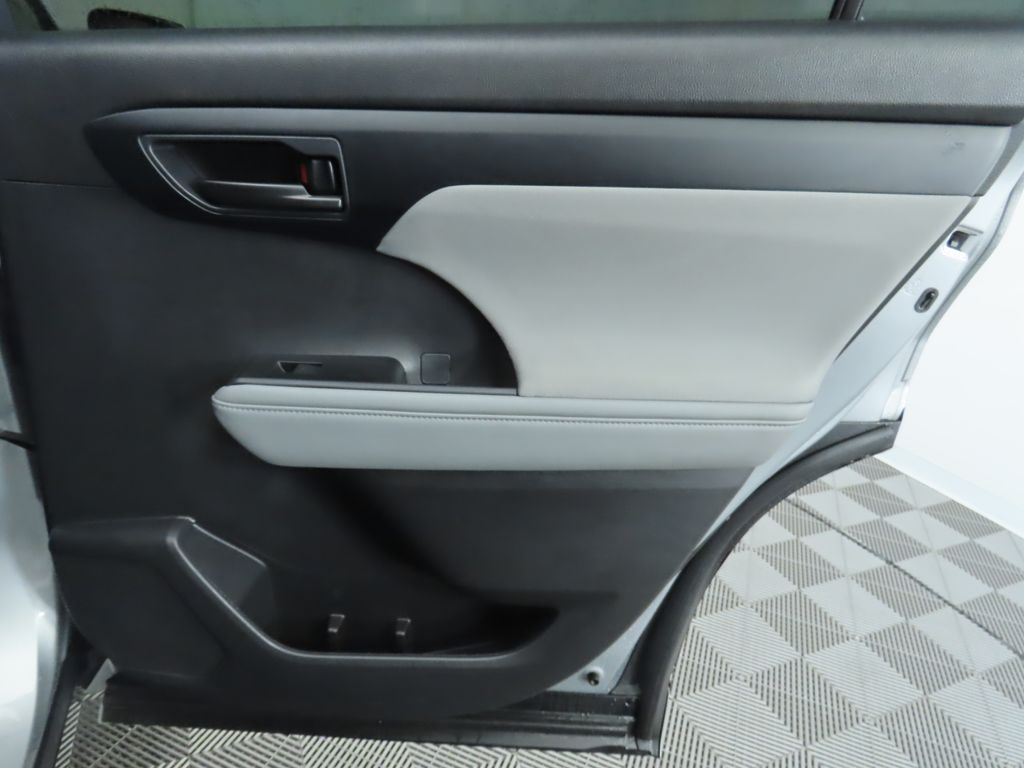 2023 Toyota Highlander LE 28