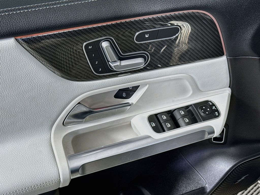 Thumbnail: 2021 Mercedes-Benz GLB - 17