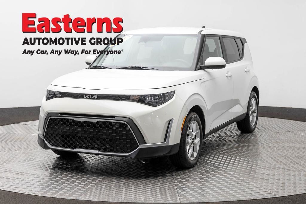 Snow White Pearl 2023 Kia Soul SUV / Crossover Front-Wheel Drive Continuously Variable Transmission