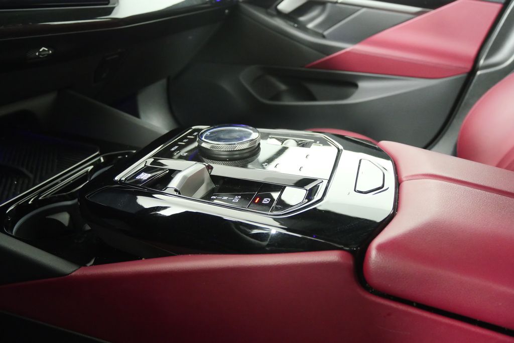 Thumbnail: 2025 BMW 5 Series - 26