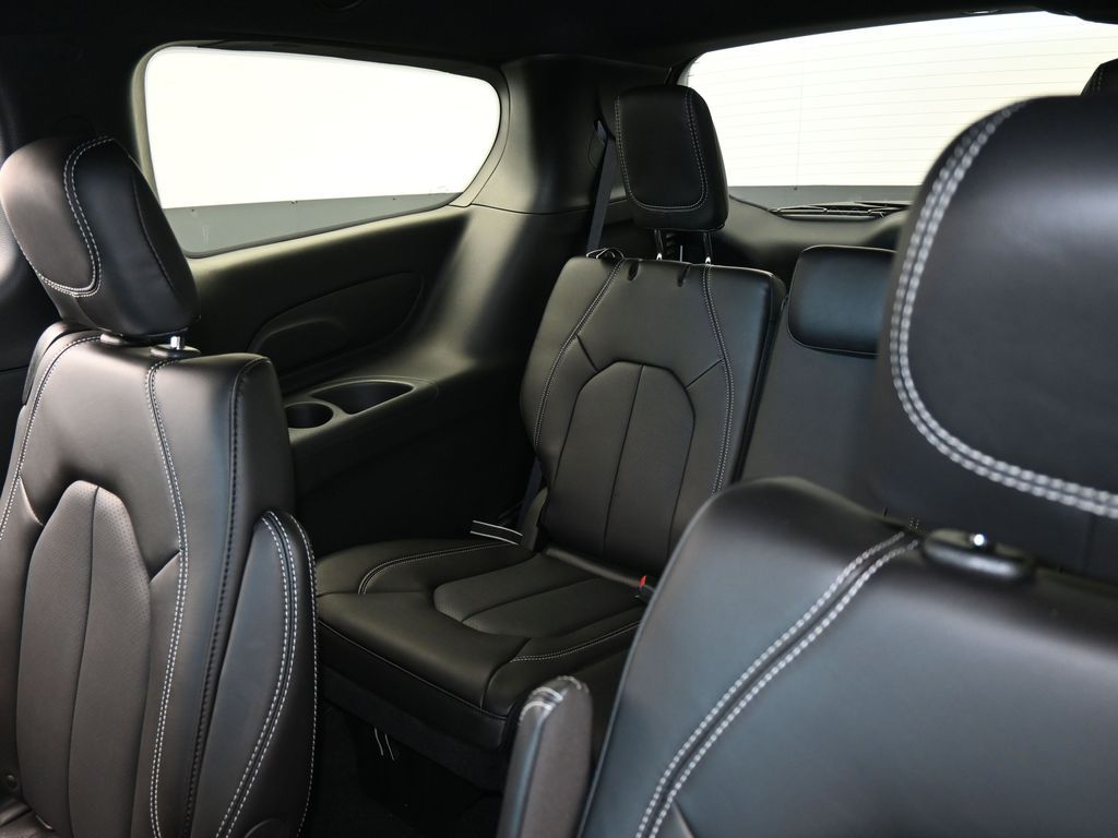 New 2026 Bright White Clearcoat Chrysler Select image 32