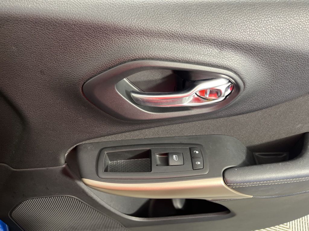 Thumbnail: 2018 Jeep Cherokee - 18