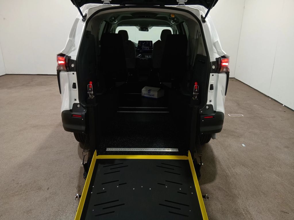 2024 Toyota Sienna LE