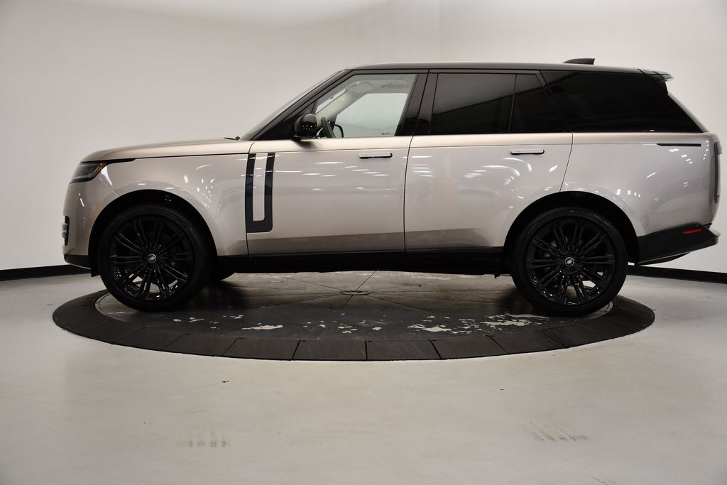 2023 Land Rover Range Rover SE 2