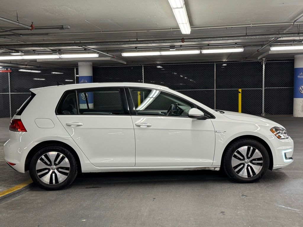 2016 Volkswagen e-Golf SE 32