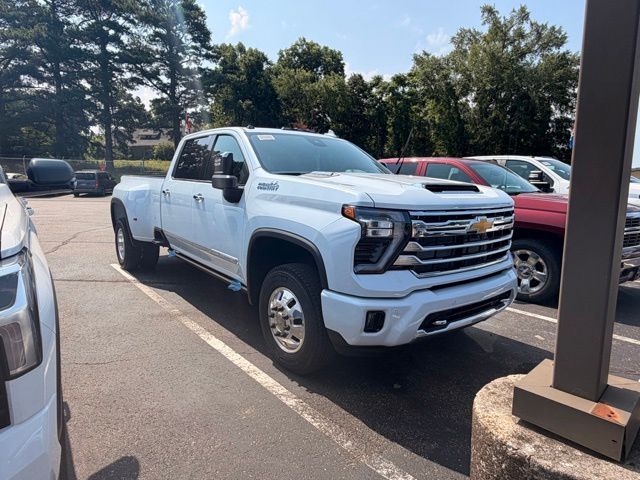 Polar White Tricoat 2026 Chevrolet Silverado 3500HD Pickup Truck Four-Wheel Drive Automatic