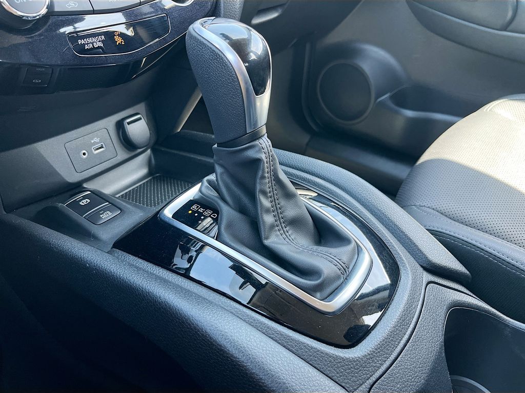 Used 2022 Gray Nissan SL image 17