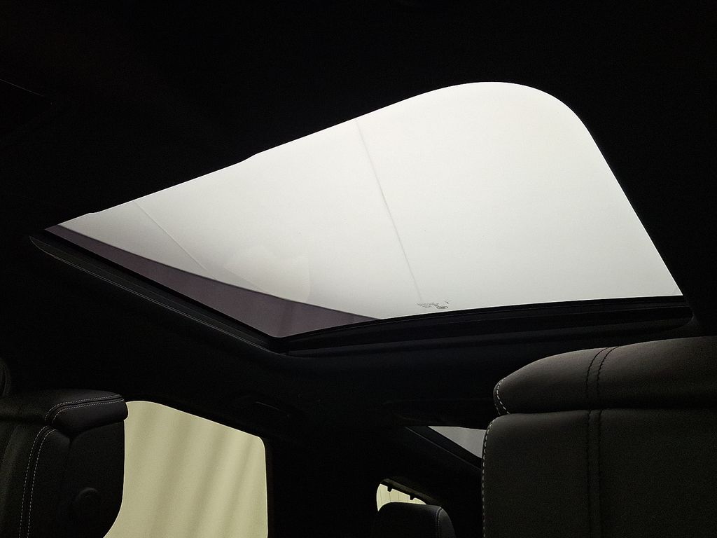 Thumbnail: 2024 Land Rover Discovery - 16