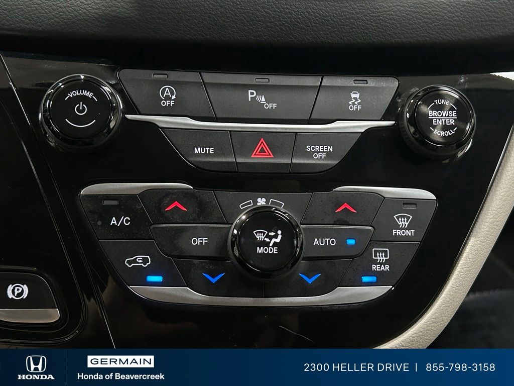 Used 2018 Gray Chrysler Touring L image 24