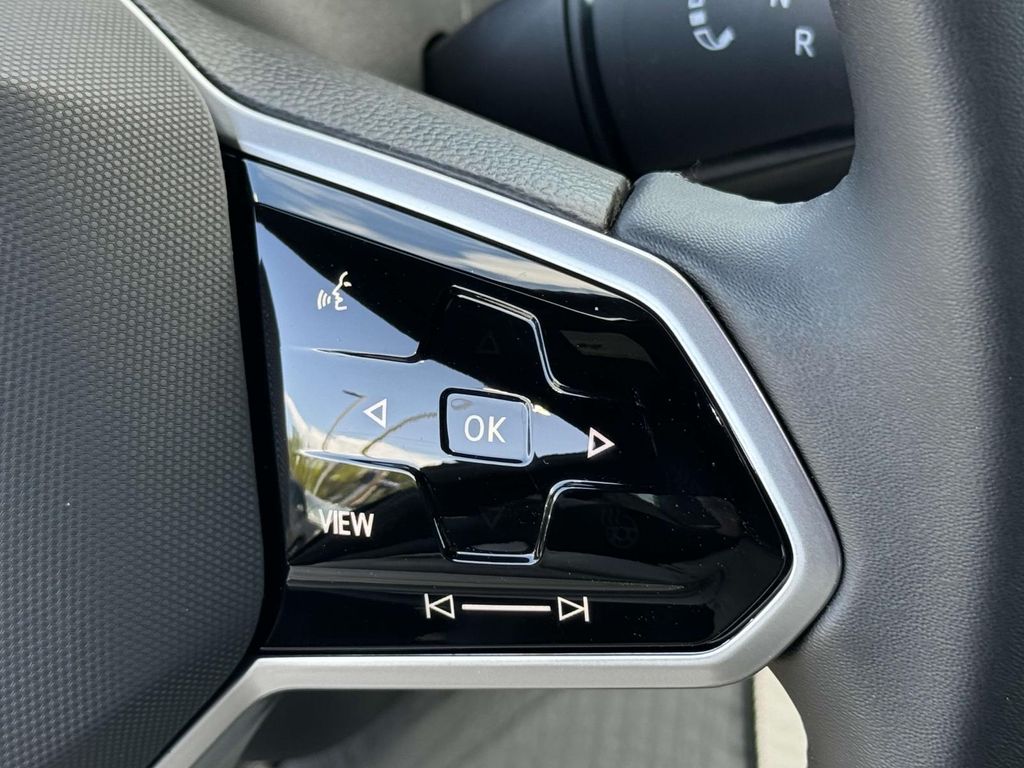 2025 Volkswagen ID.4 Pro photo