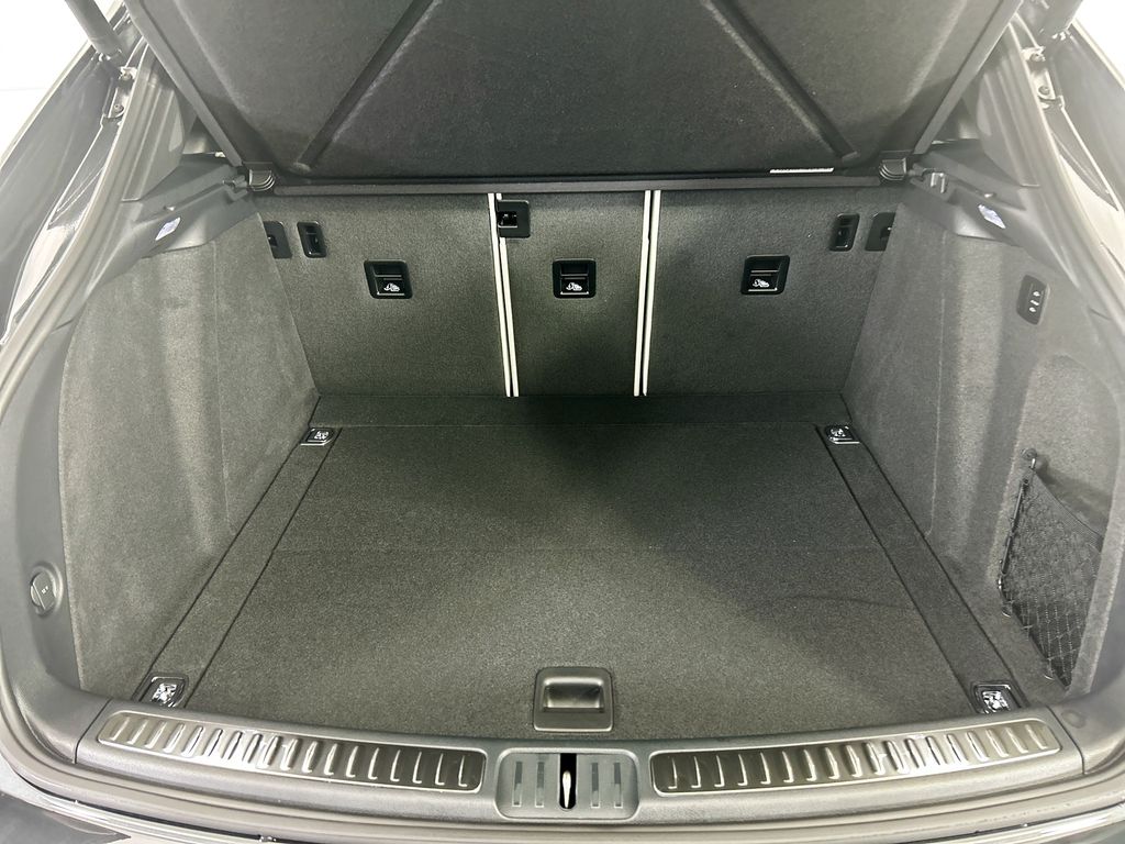 Thumbnail: 2026 Porsche Macan - 29