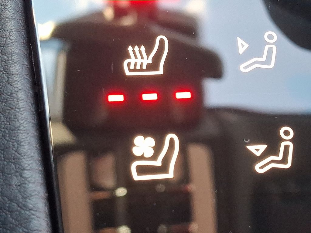 Thumbnail: 2026 Porsche Macan - 21