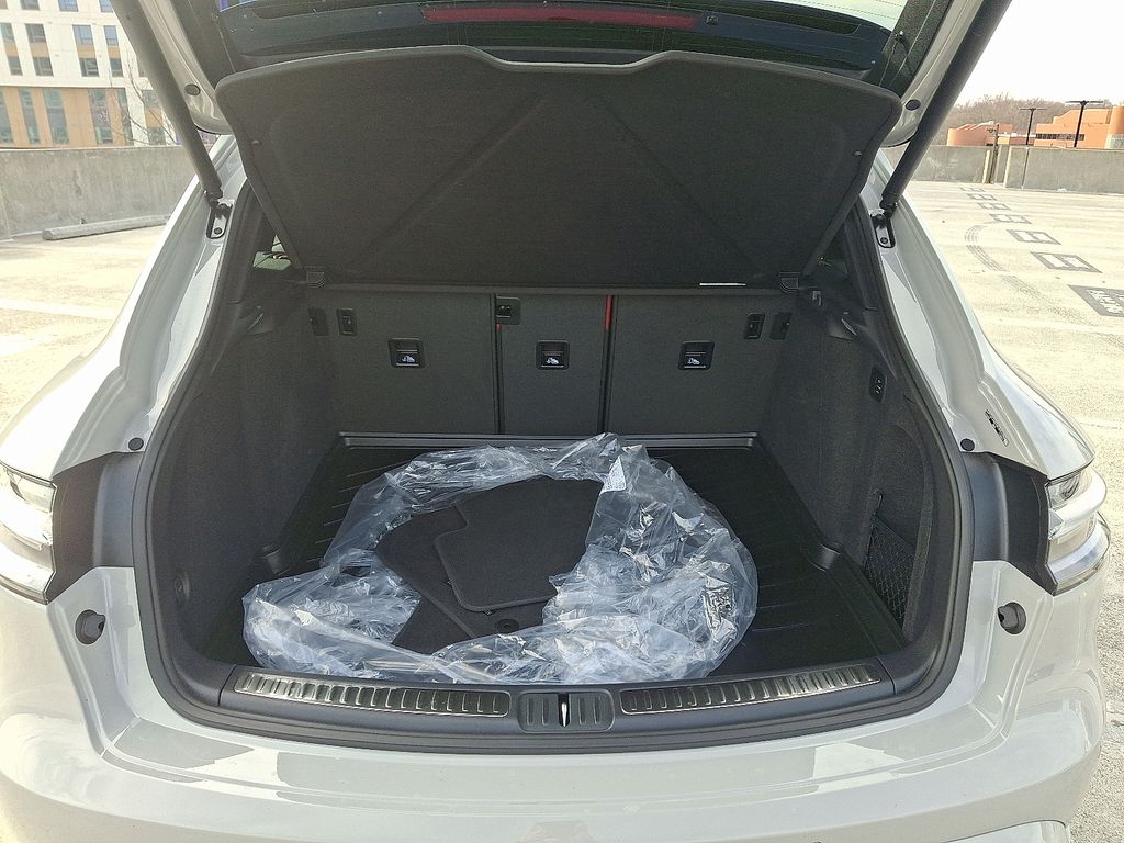 Thumbnail: 2025 Porsche Macan - 29