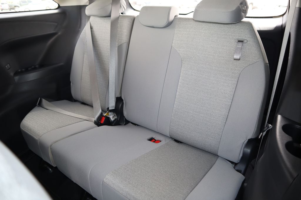 2025 Toyota Sienna LE 22