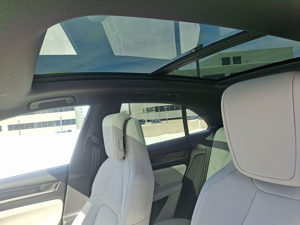 Thumbnail: 2026 Porsche Macan - 15