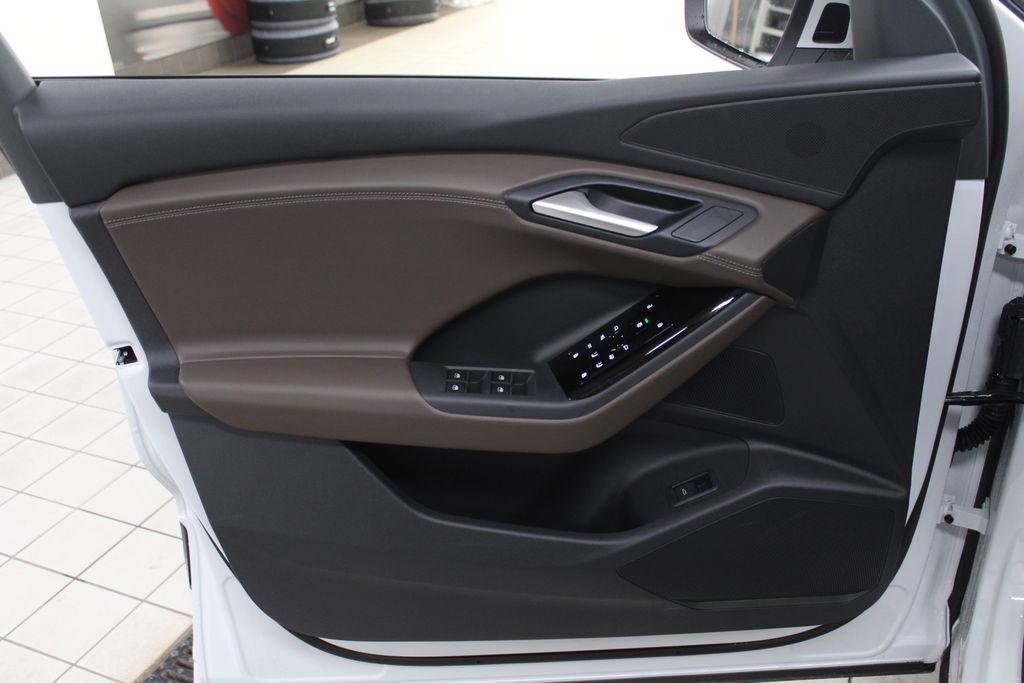 2025 Audi e-tron Premium 12