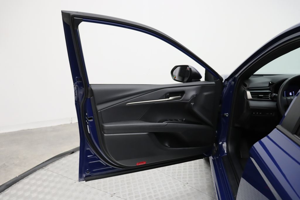 2025 Toyota Camry SE 16