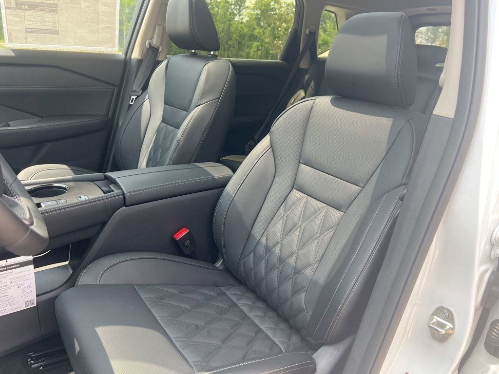 2025 Everest White Pearl/Super Black Nissan Rogue Platinum FWD SUV