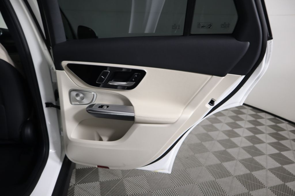 2025 Mercedes-Benz GLC 300 29