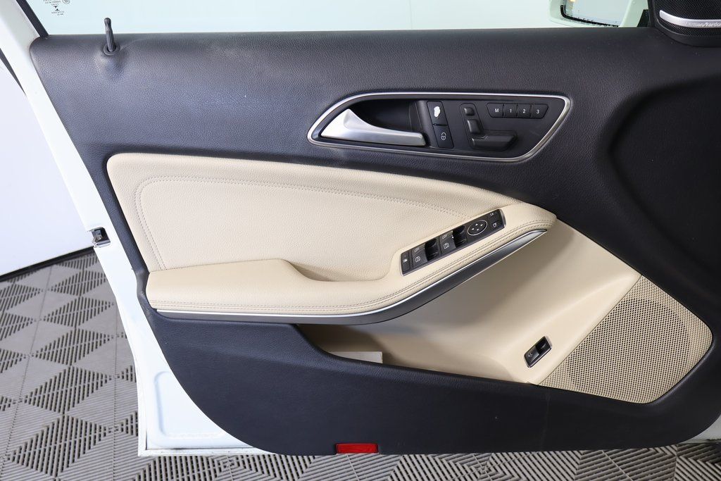 Thumbnail: 2017 Mercedes-Benz GLA - 12