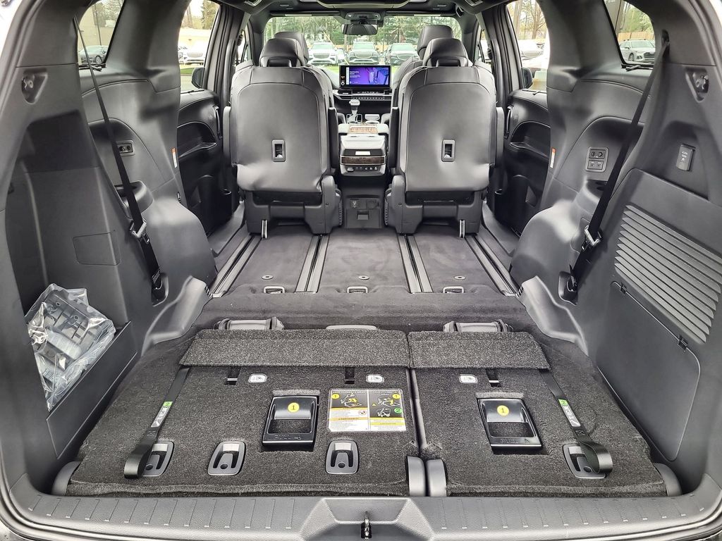 2025 Toyota Sienna Platinum 23
